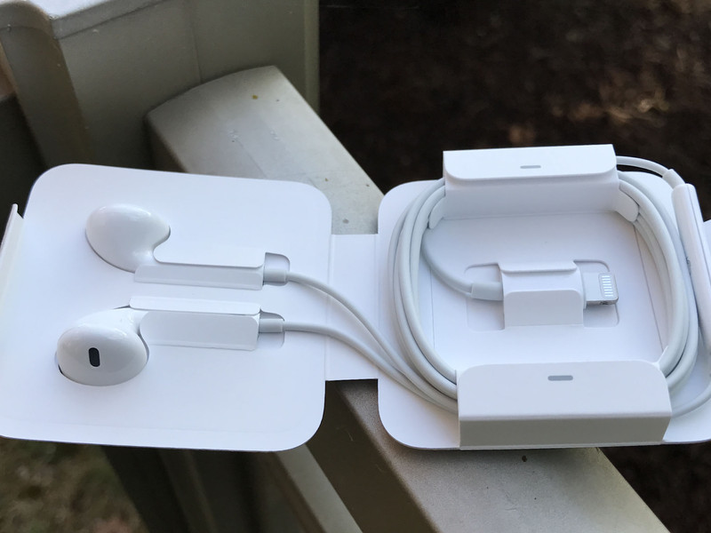apple earpods with lightning connector headphones